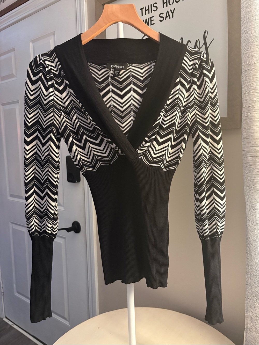 bebe Black & White Chevron Wrap-Style Long Sleeve Sweater V neck Top S13